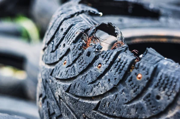 Ein Haufen alter Reifen von Gebrauchtwagen. — Stockfoto