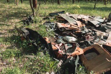 Ormanda çöp Oto parçaları yığını. 