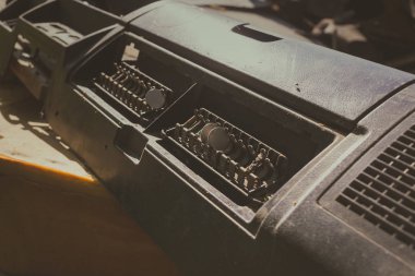 Ormanda çöp Oto parçaları yığını. 