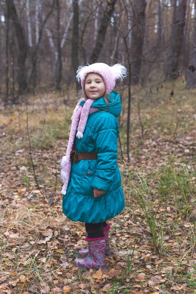Kislány az erdőben ősszel — Stock Fotó