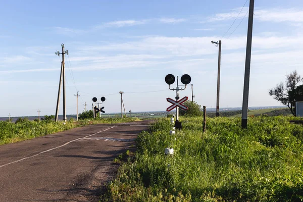 Velha travessia ferroviária na primavera — Fotografia de Stock