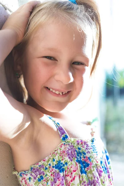 Retrato de uma menina com um dente de leite oscilante — Fotografia de Stock