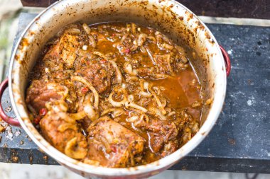 bir tavada Marine et