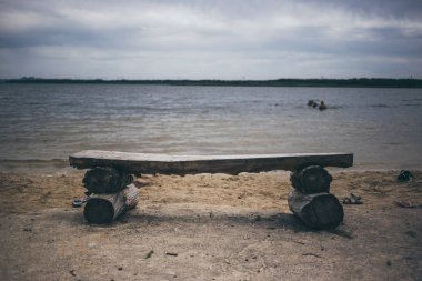Sahilde bank. Bir gölet kıyısında dinlenme