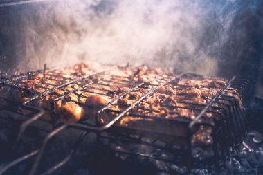 Metal ızgara üzerinde ızgara marine tavuk