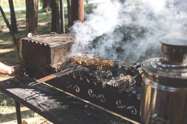 Doğada bir samovar ve ızgara et ile Barbekü