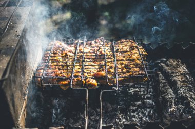 Metal ızgara üzerinde ızgara marine tavuk