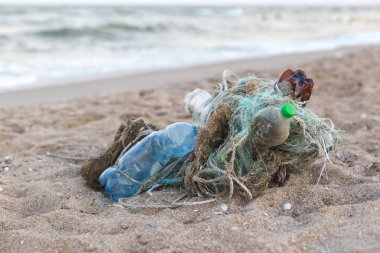 Deniz kıyısında plastik çöp