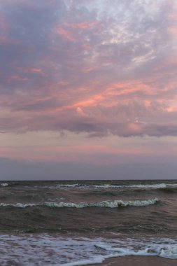 Pastel renklerde su üzerinde dalgalar ile Deniz manzara