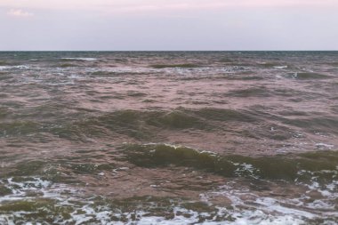 Pastel renklerde su üzerinde dalgalar ile Deniz manzara