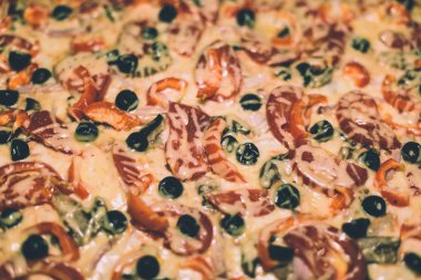 Peynir li ve zeytinli lezzetli pizza. Tonda stil fotoğraf. Pizza