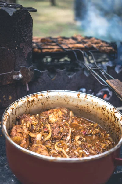 Мариноване м'ясо на сковороді — стокове фото