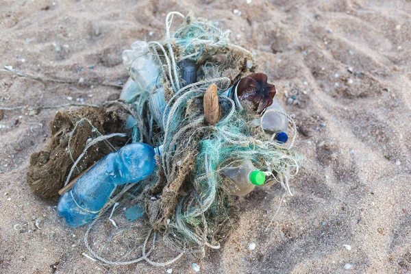 Deniz kıyısında plastik çöp