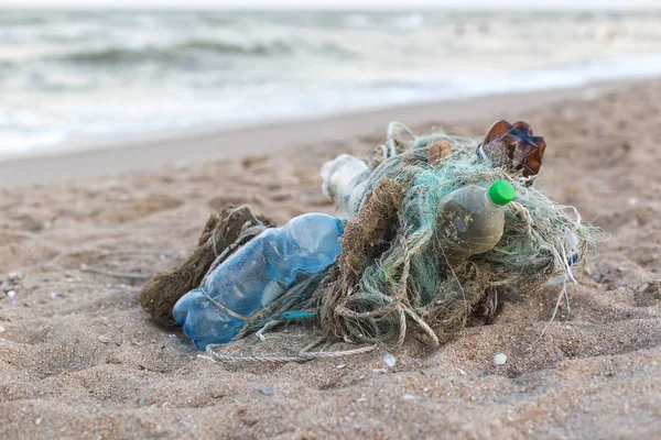 Deniz kıyısında plastik çöp