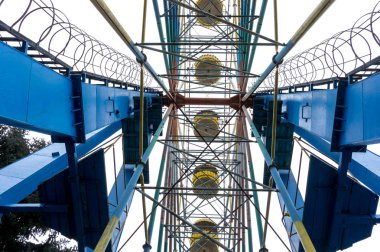 Eski lunaparkta dönme dolap