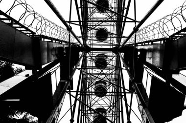 Eski eğlence parkında dönme dolap silueti