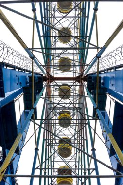 Eski lunaparkta dönme dolap