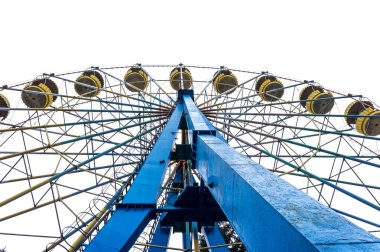 Eski lunaparkta dönme dolap