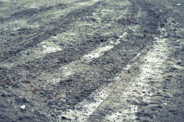 Lastik izleri bir çamurlu yolda