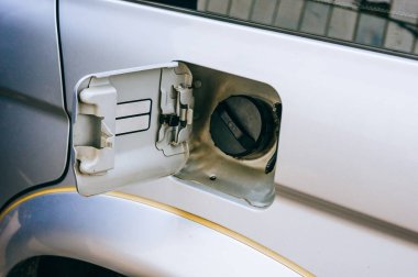 Benzin istasyonunda yağ dolgu kapağı açılması