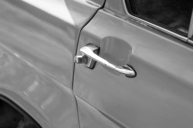 Retro araba kapı kolu. Tek renkli stil fotoğraf.