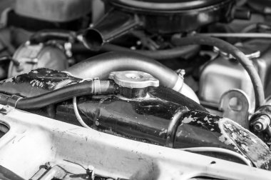 Eski bir eski arabanın kaput örtüsünün altında. Monokrom tarzı pho