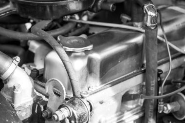 Eski bir eski arabanın kaput örtüsünün altında. Monokrom tarzı pho