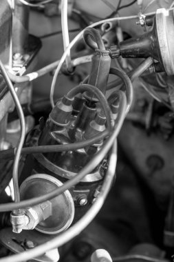 Eski bir eski arabanın kaput örtüsünün altında. Monokrom tarzı pho