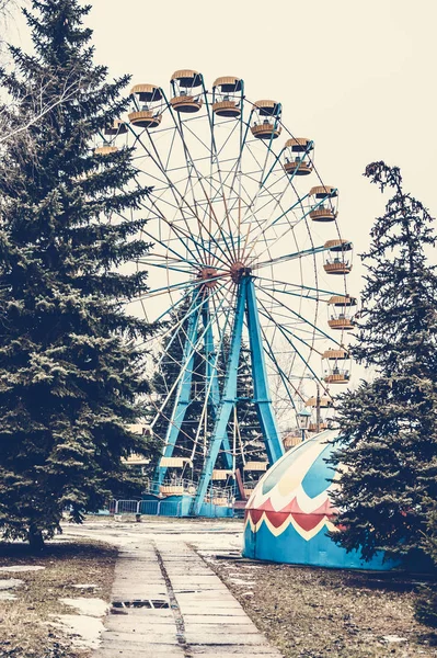 Eski lunaparkta dönme dolap — Stok fotoğraf