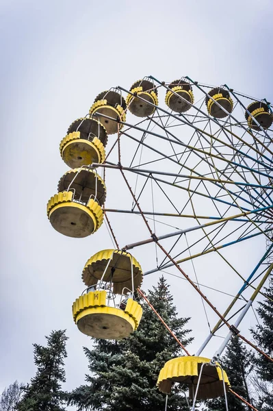 Grande roue dans le vieux parc d'attractions — Photo