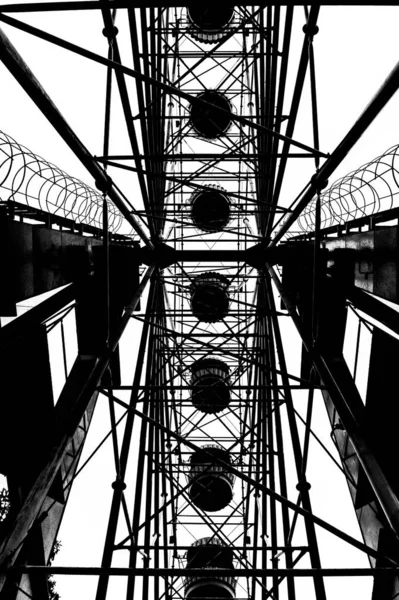 Eski eğlence parkında dönme dolap silueti