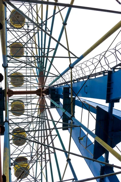 Ruota panoramica nel vecchio parco divertimenti — Foto Stock