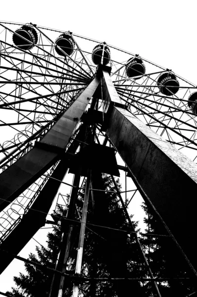 Silhouette de la roue ferris dans le vieux parc d'attractions — Photo
