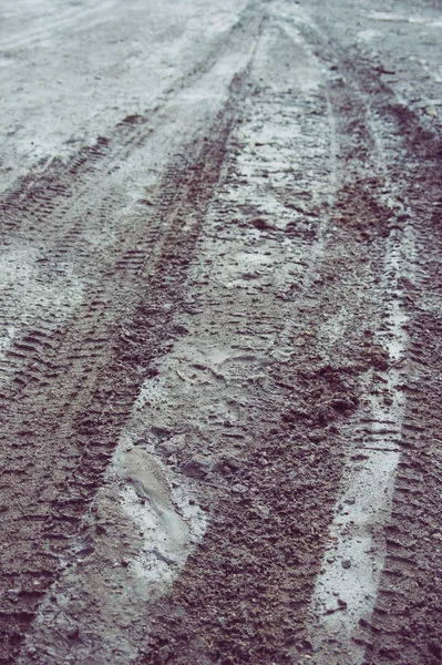 Ελαστικών κομματιών σε ένα λασπωμένο δρόμο — Φωτογραφία Αρχείου