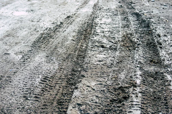 Band tracks op een modderige weg — Stockfoto