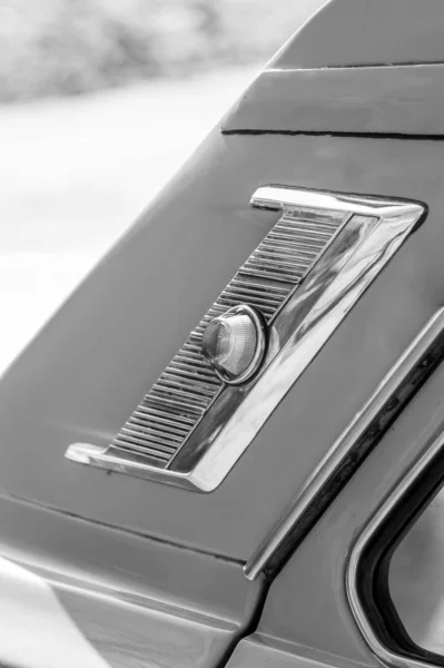 Lichaam deel van oude retro auto. Zwart-wit foto. — Stockfoto