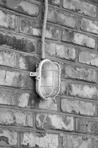 Lampe an der Wand. Monochromes Foto — Stockfoto