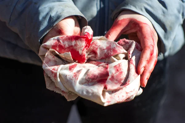 Donna mani nel sangue con straccio — Foto Stock