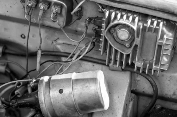 Unter der Motorhaube eines alten Oldtimers. monochromen Stil pho — Stockfoto