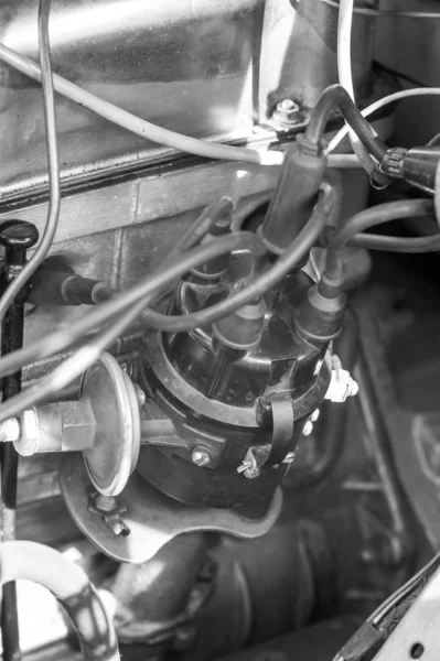 古いヴィンテージカーのフードカバーの下。モノクロスタイルフォー — ストック写真