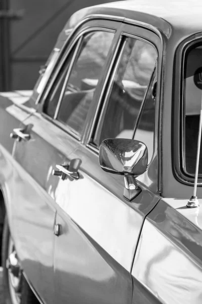 Lichaam deel van oude retro auto. Zwart-wit foto. — Stockfoto