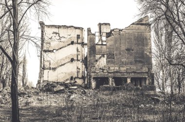 Harap okul binası. Tek renkli fotoğraf