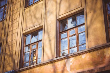 Eski terk edilmiş bina. Berbat bir okul. Yıkılmış inşaat.