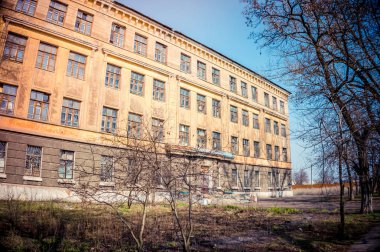 Eski terk edilmiş bina. Berbat bir okul. Yıkılmış inşaat.