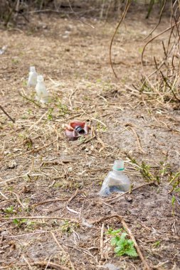 Toprakta plastik şişe