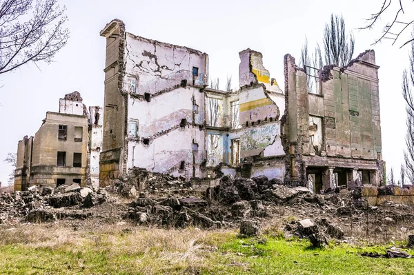 Зруйнований будинок школи — стокове фото