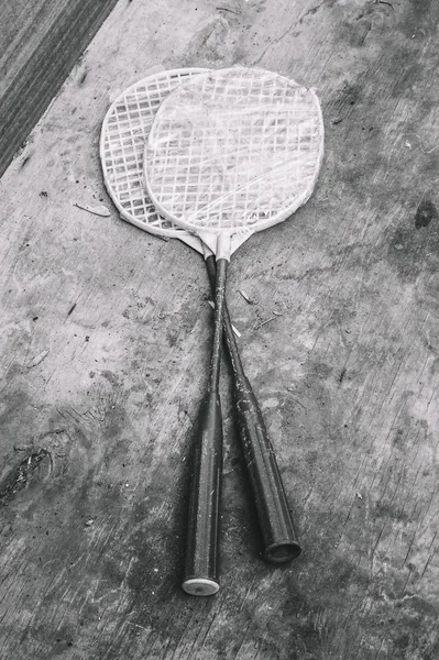 Badminton oynamak için çocuk raketleri. Eski, ama kullanılmayan raf — Stok fotoğraf