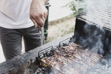 Adam patates marine tavuk metal bir ızgara üzerinde