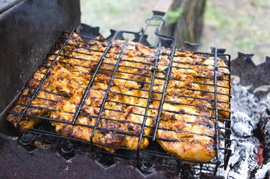 Metal ızgara üzerinde ızgara marine tavuk