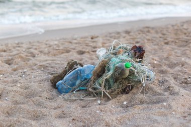 Deniz kıyısında plastik çöp